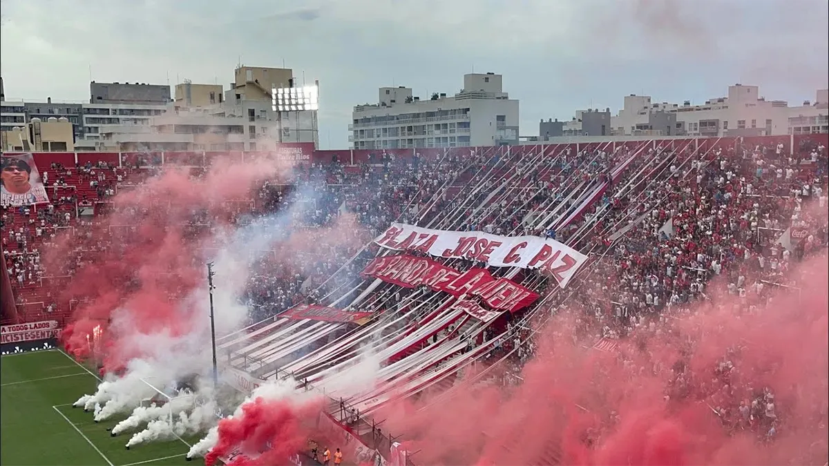 La barra brava de Huracán tomó un club con armas de fuego 