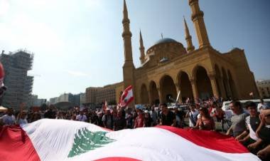 El Gobierno libanés acuerda bajar el sueldo a los políticos un 50%, en un gesto para desactivar las protestas