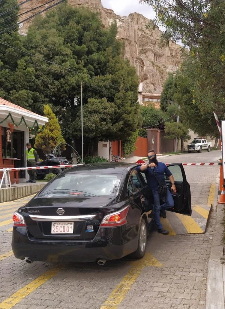 Tensión en La Paz: encapuchados intentaron ingresar a la embajada de México