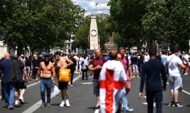 Tensión en Londres: manifestantes y policías protagonizaron incidentes en una nueva marcha contra el racismo