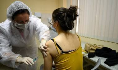Rusia empezó a vacunar contra el coronavirus a los principales grupos de riesgo