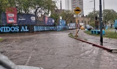 La intensa lluvia volvió a provocar problemas en las calles 