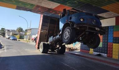  Un camión se atascó en un puente de Costanera