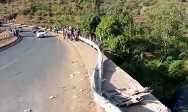 Cayó un micro desde un puente en Kenia