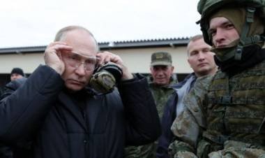Putin visitó dos regiones de Ucrania y Rusia arremetió contra Bakhmut
