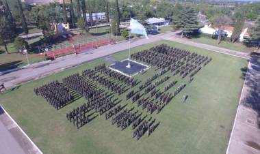 Una gendarme habría obligado a desnudarse a 100 aspirantes mujeres