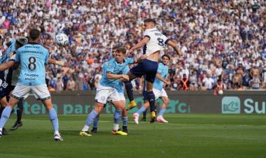 Clásico reñido y marcado por una roja precoz