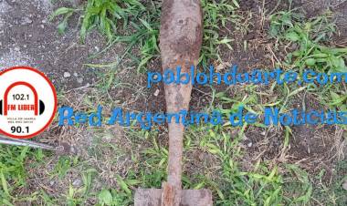 Halló una bomba aérea en el patio de su casa