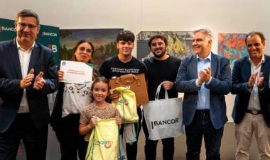 Llaryora entregó el crédito hipotecario mil de Bancor