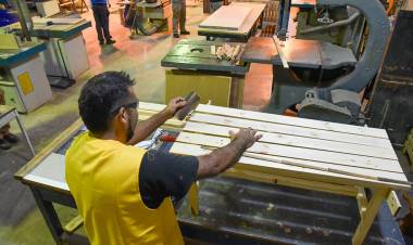 Bancos y equipamiento deportivo para el Campo de La Ribera