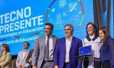 Llaryora entregó 3.053 netbooks a 118 instituciones