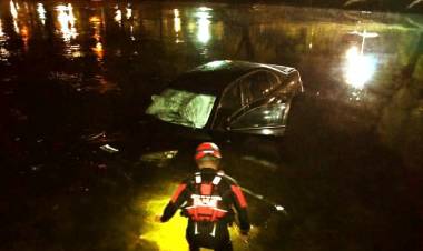 Cuatro jóvenes  cayeron al río