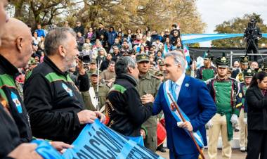 Llaryora encabezó el desfile cívico-militar 