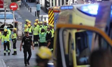 Colapso de edificio deja al menos tres heridos