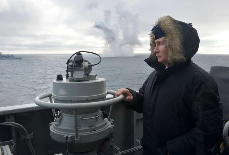 Vladimir Putin supervisó maniobras navales y disparos de misiles en el Mar Negro