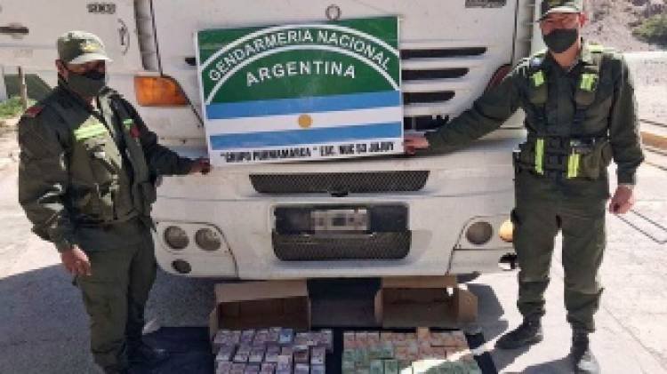 Hallaron 7.000.000 de pesos en la cabina de un camión de carga en una ruta de Jujuy