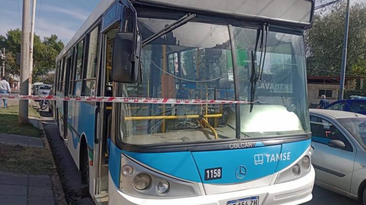 Ómnibus atropelló a una mujer : le amputaron un brazo