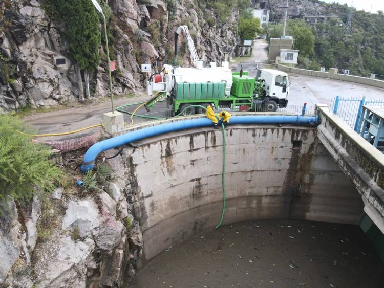 Limpieza en el Dique La Viña