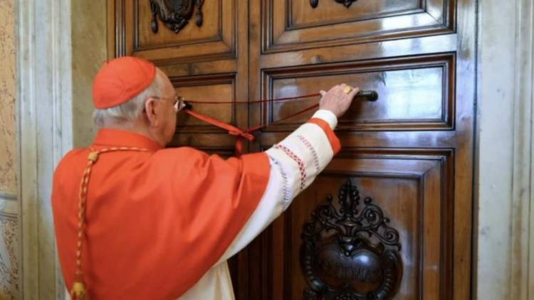 Sellaron la habitación del papa Francisco en el Vaticano