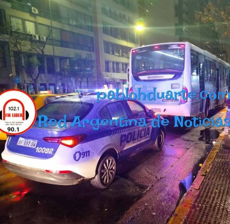 Dos mujeres embestidas