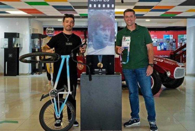 Aniversario del Kempes: medalla olímpica y la bici del “Maligno” Torres