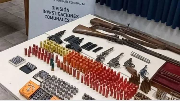 Tenía un poderoso arsenal en su casa 
