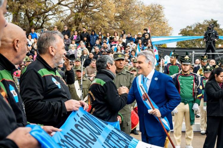 Llaryora encabezó el desfile cívico-militar 