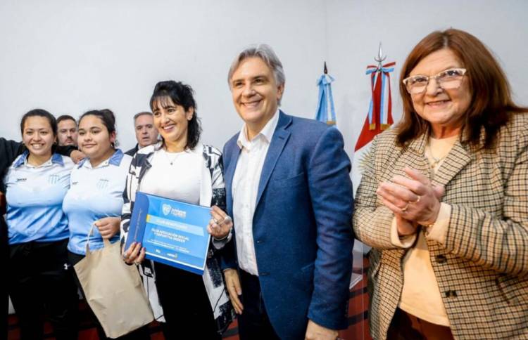 Llaryora entregó viviendas