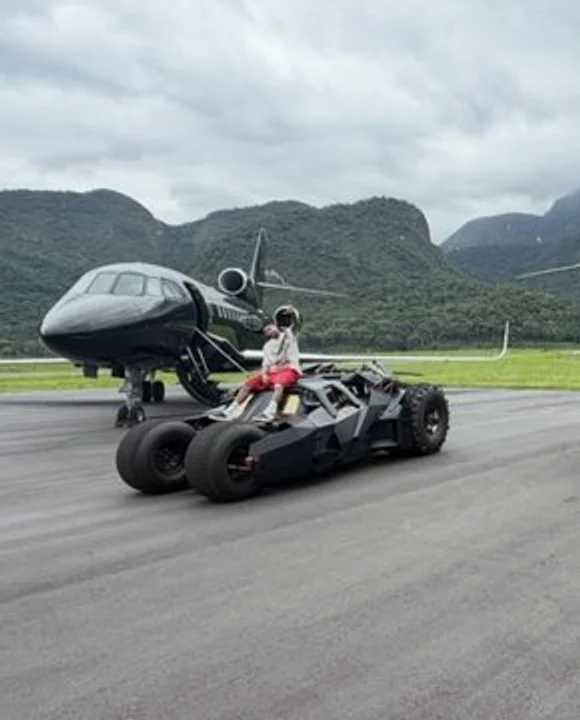 Neymar mostró su réplica del “Batimóvil”