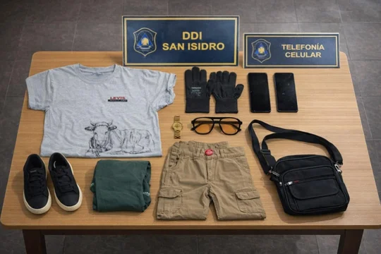 Simularon ser pileteros y desvalijaron una casa