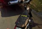 Quiso huir en motocicleta