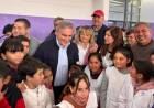 Llaryora entregó notebooks a escuelas y anunció obras