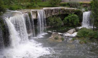 España: muere un joven de 20 años al lanzarse desde una cascada de 12 metros 
