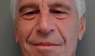 Hallan al magnate Epstein semi inconsciente en su celda de la prisión de Manhattan