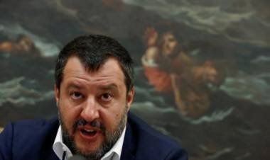 Salvini no autorizó a la guardia costera desembarcar 140 inmigrantes rescatados