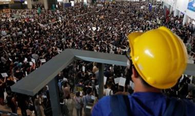 Protestas en Hong Kong: los manifestantes toman el aeropuerto y obligan a cancelar vuelos