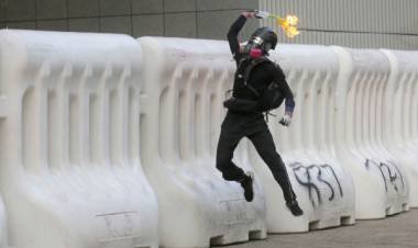 Hong Kong: Fuertes enfrentamientos entre la policía y manifestantes