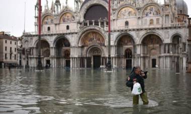Dos muertos en las inundaciones de Venecia, las peores en más de 50 años