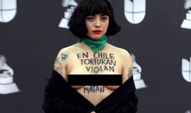 Latin Grammy 2019: Mon Laferte hizo un topless en la alfombra roja para protestar por Chile