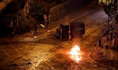 La Policía hongkonesa advirtió a los manifestantes que usará munición real si siguen lanzando cócteles molotov