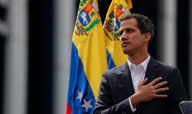 Juan Guaidó y un grupo de diputados lograron quebrar el cerco policial y sesionaron en la Asamblea Nacional