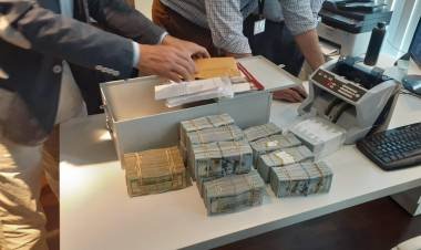 Financiera ilegal: lingotes de oro, cajas de seguridad y autos de alta gama, 4 detenidos