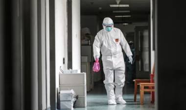 Murió un paciente de coronavirus en Wuhan cinco días después de haber sido dado de alta