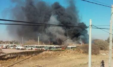 Incendio consumió 14 colectivos de ERSA