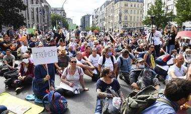La Policía de Berlín disolvió la marcha contra las restricciones por el coronavirus en Alemania