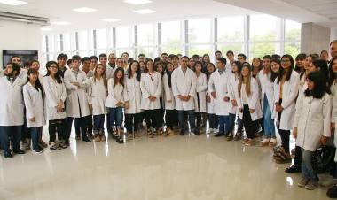 Estudiantes santiagueños de Medicina salen del aula para darle pelea a la pandemia 