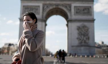 París analiza decretar alerta máxima por coronavirus a partir del lunes
