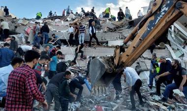 Turquia: Dos niñas fueron rescatadas entre los escombros tres días después del sismo