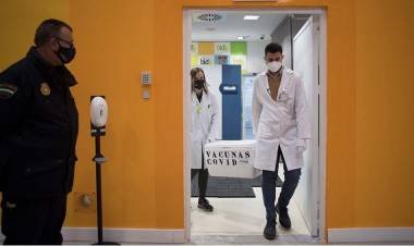 España: Proponen postergar 6 meses la vacunación de menores de 55 