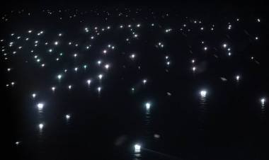 Ciudad de luces flota el Mar Argentino